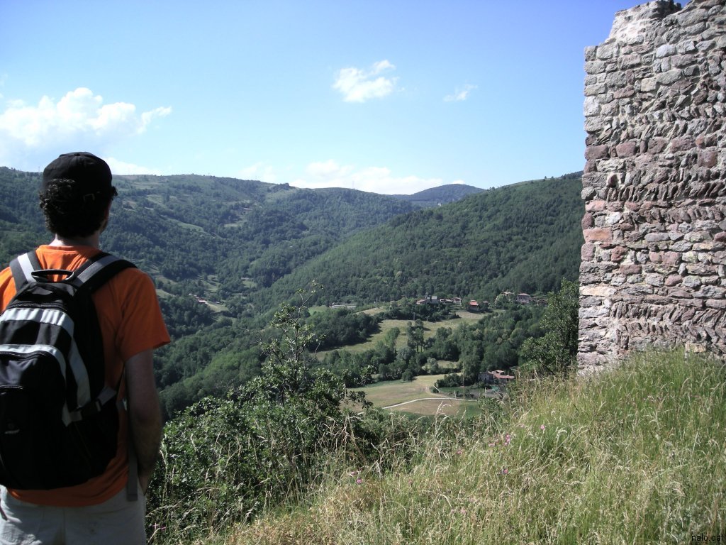 Gaudint del paisatge des del Castell de Beget
