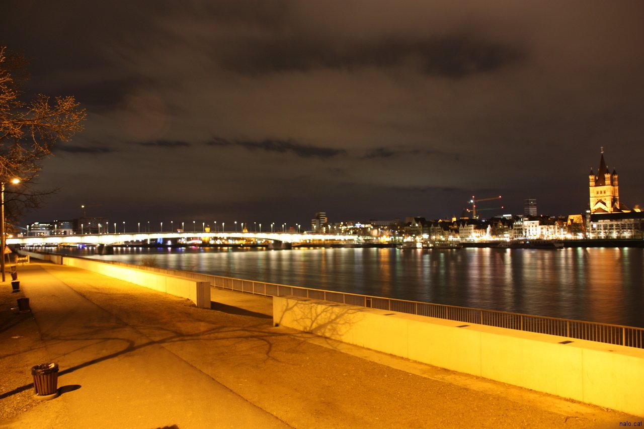 Vista de la riba del riu de nit